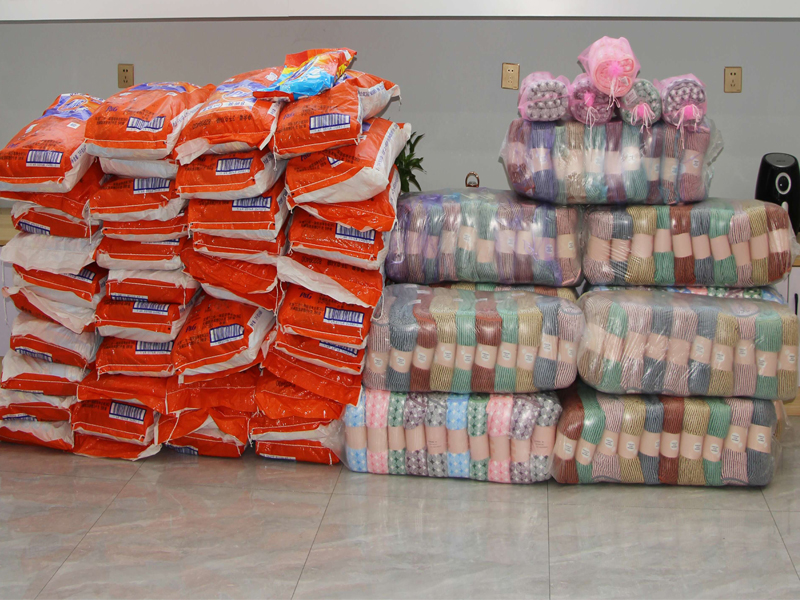 迎“六一”國海寶貝們領禮物啦！